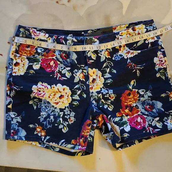 💙 Floral Shorts 💙 Host Pick 🥂🍾 - Picture 3 of 5